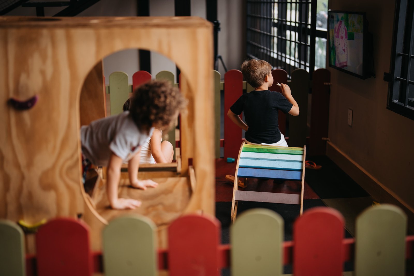 Espaço Kids da Monin: área lúdica onde crianças ficam com cuidador enquanto os pais treinam